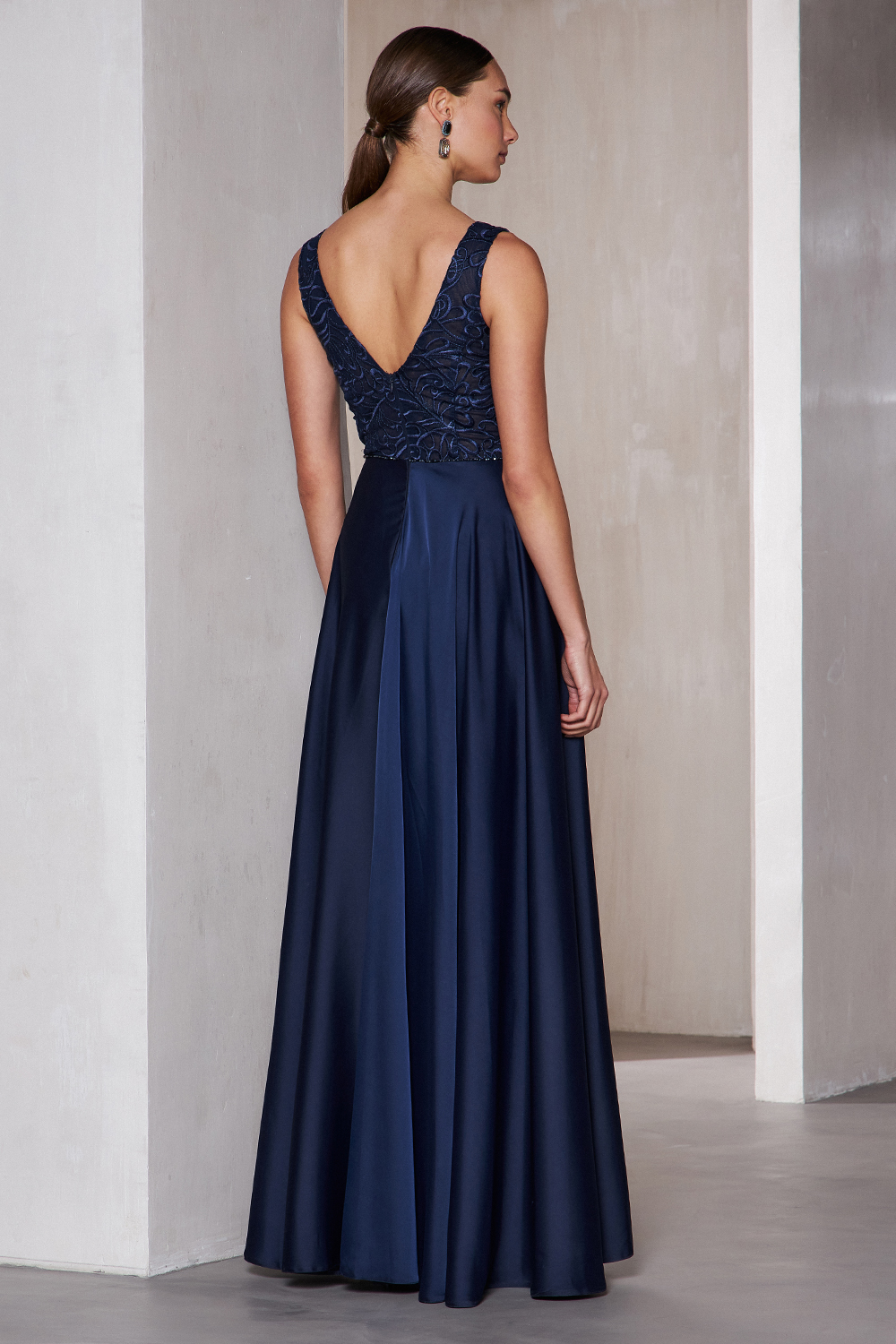 Вечерние платья / Long evening satin dress with lace top and bow at the waist
