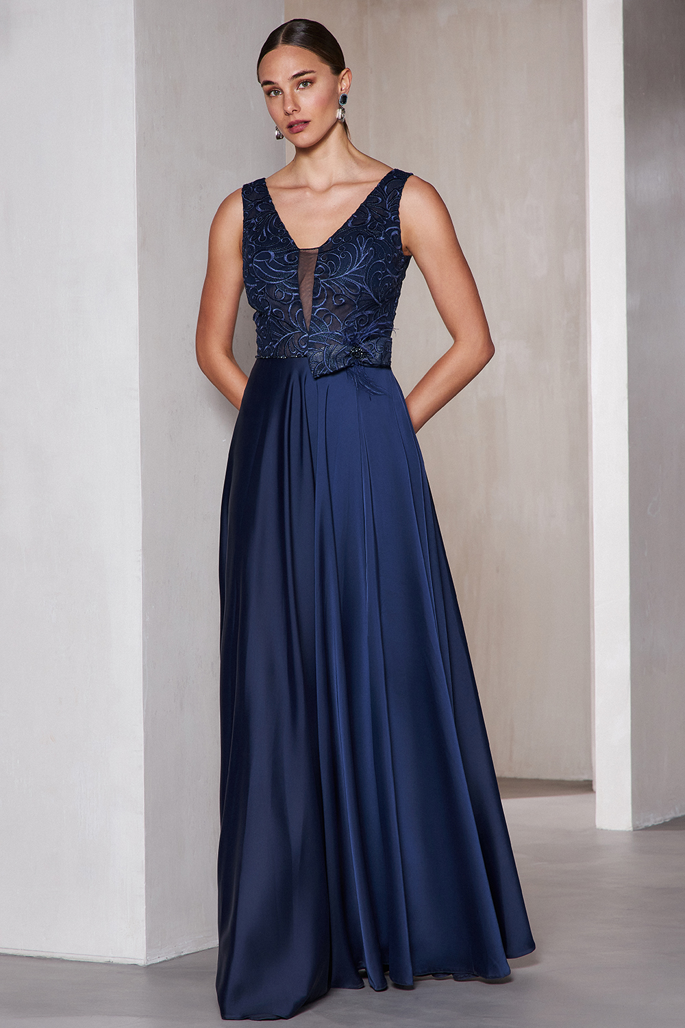 Вечерние платья / Long evening satin dress with lace top and bow at the waist