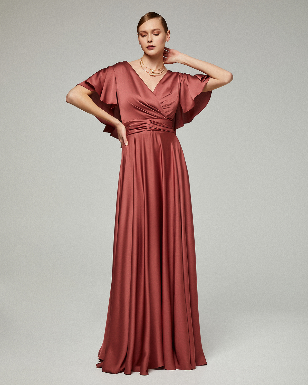 Classic Dresses / Long evening satin dress with short sleeves