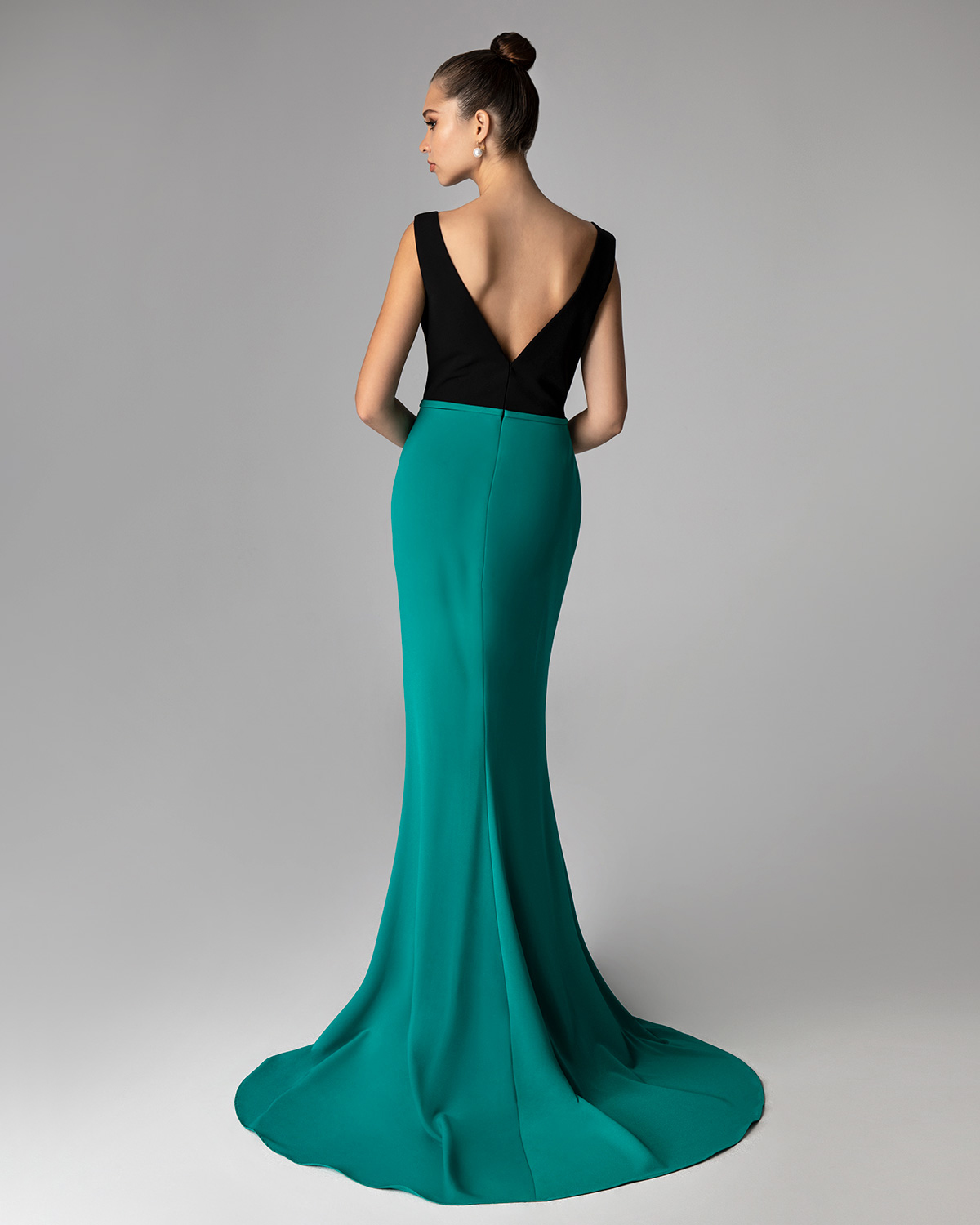 Evening Dresses / Long cocktail dress with beading on the shoulder